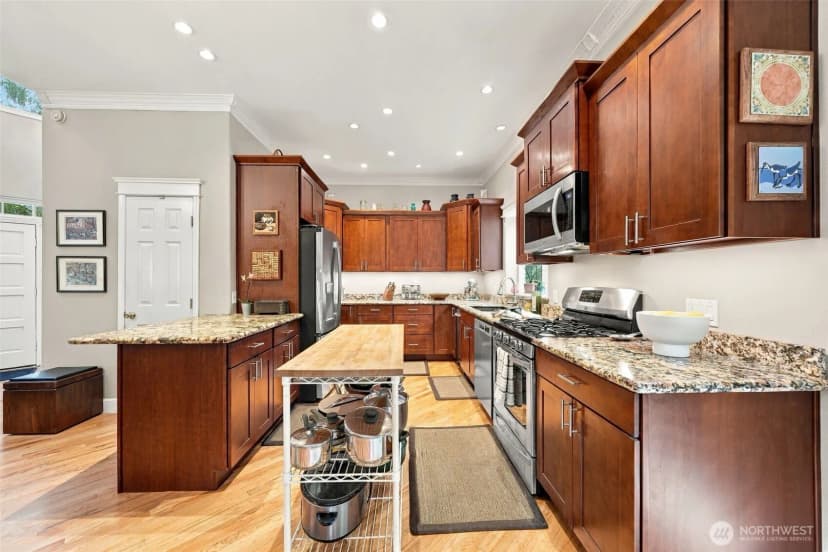 Property photo for 12117 Clearview Drive, Edmonds photo 8