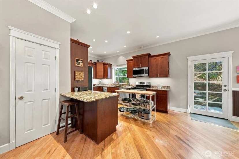 Property photo for 12117 Clearview Drive, Edmonds photo 7