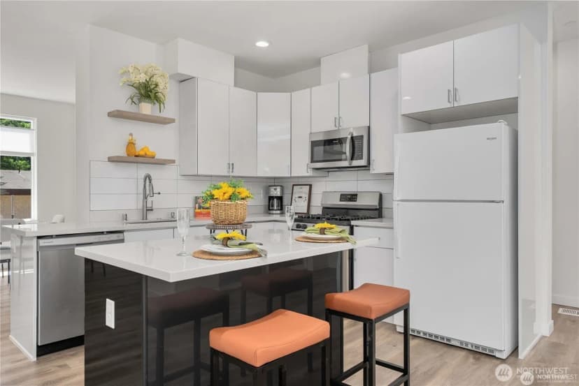 Property photo for 15612 8th Avenue Sw #104, Burien photo 3