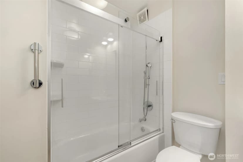 Property photo for 516 E Thomas Street #202, Seattle photo 26