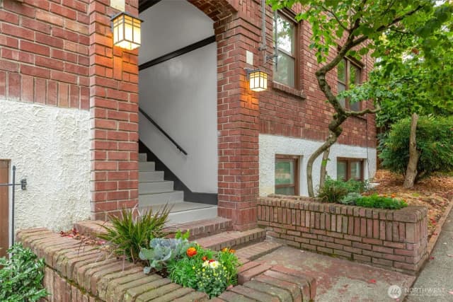 Property photo for 516 E Thomas Street #202, Seattle photo 2