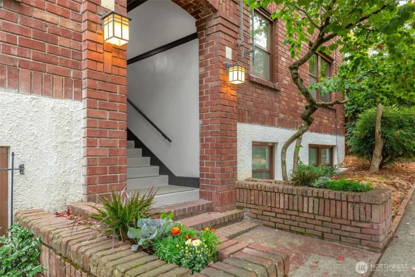 Property photo for 516 E Thomas Street #202, Seattle photo 2