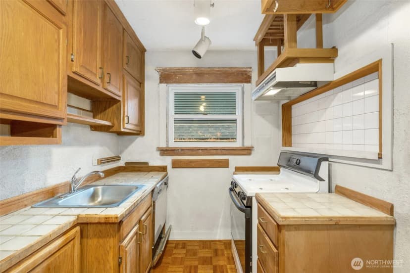 Property photo for 516 E Thomas Street #202, Seattle photo 22