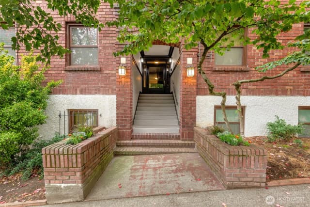 Property photo for 516 E Thomas Street #202, Seattle photo 3