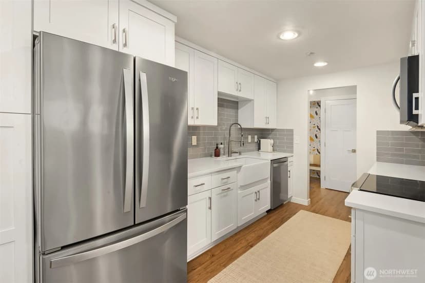 Property photo for 11556 Greenwood Avenue N #102, Seattle photo 3