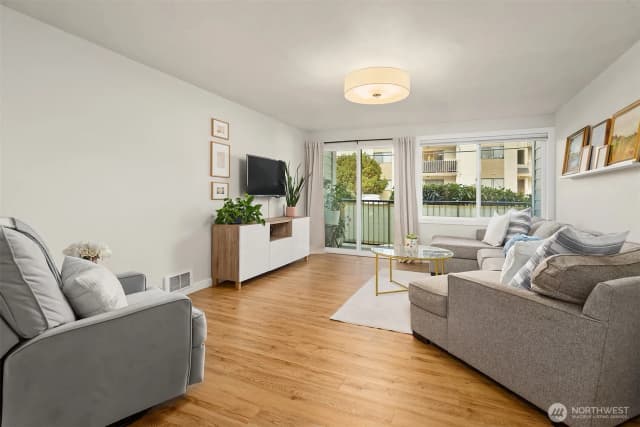 Property photo for 11556 Greenwood Avenue N #102, Seattle photo 5