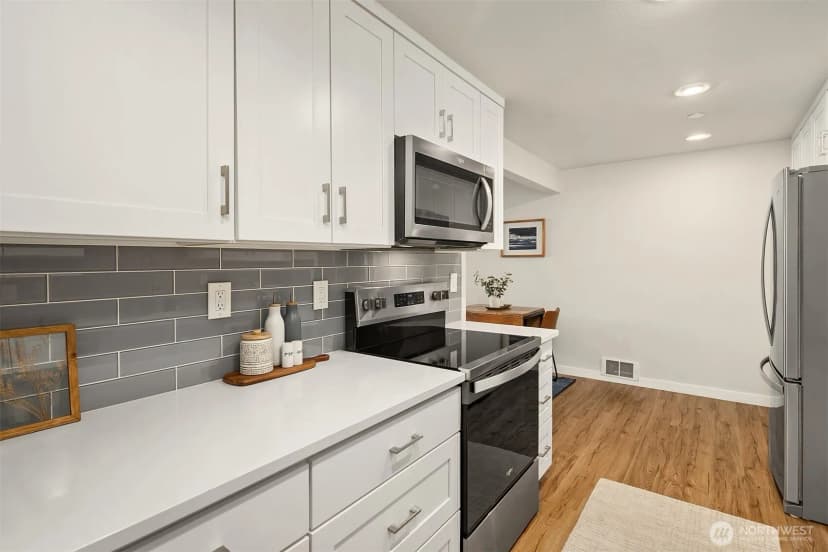 Property photo for 11556 Greenwood Avenue N #102, Seattle photo 2