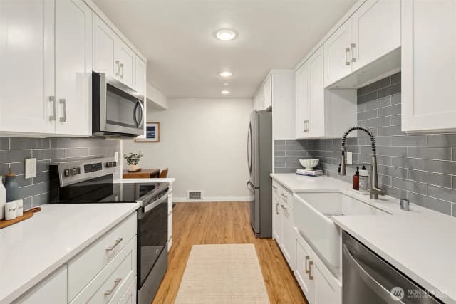 Property photo for 11556 Greenwood Avenue N #102, Seattle photo 4
