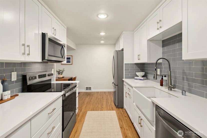 Property photo for 11556 Greenwood Avenue N #102, Seattle photo 4