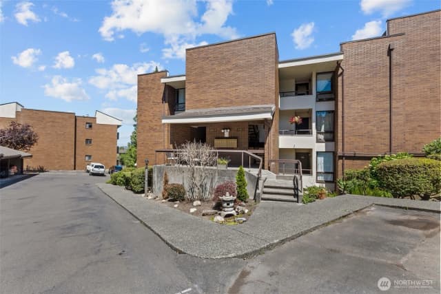 Property photo for 10903 Glen Acres Drive S #b, Seattle photo 4