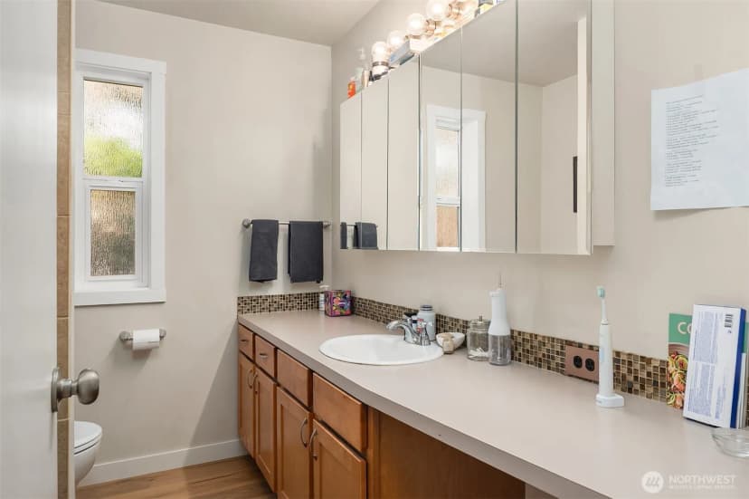 Property photo for 2239 Yale Avenue E, Seattle photo 12