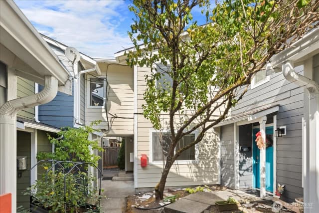 Property photo for 116 17th Avenue #d, Seattle photo 2