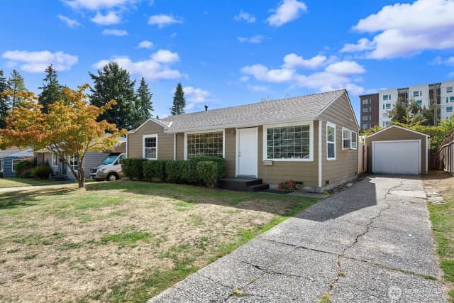 Property photo for 829 Ne 189th Street, Shoreline