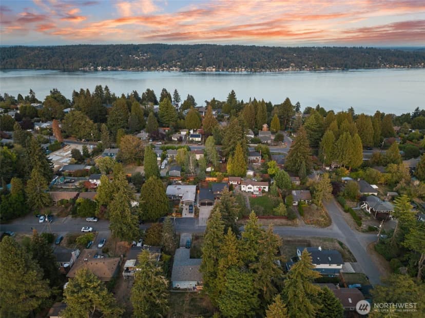 Property photo for 11516 Bartlett Avenue Ne, Seattle photo 3