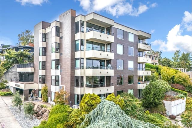 Property photo for 1605 5th Avenue N #102, Seattle