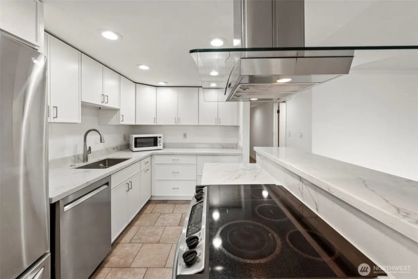 Property photo for 1605 5th Avenue N #102, Seattle photo 9