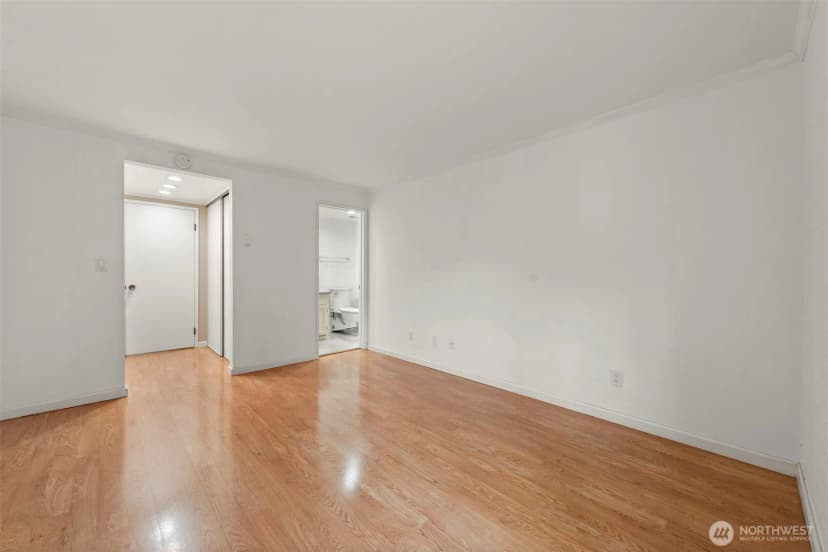 Property photo for 1605 5th Avenue N #102, Seattle photo 11