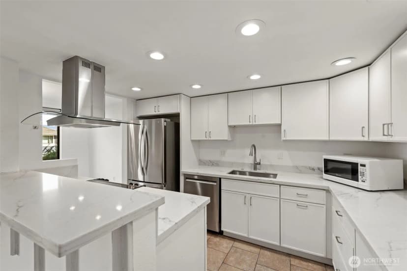 Property photo for 1605 5th Avenue N #102, Seattle photo 6