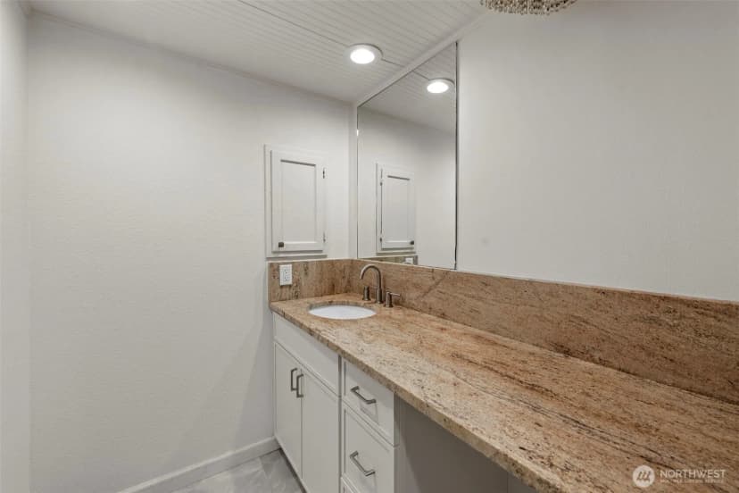 Property photo for 1605 5th Avenue N #102, Seattle photo 15