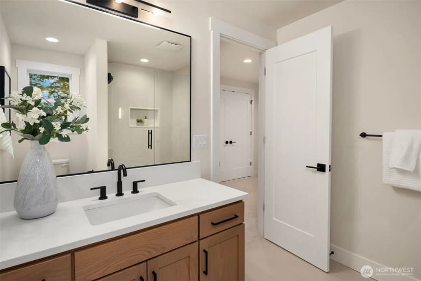 Property photo for 816 165th Avenue Ne, Bellevue photo 28