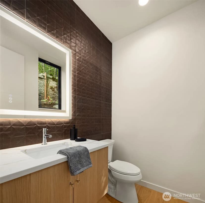 Property photo for 298 118th Avenue Se, Bellevue photo 11
