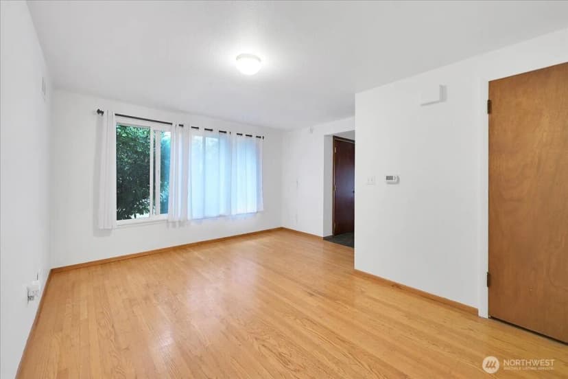 Property photo for 13111 Ashworth Avenue N, Seattle photo 4