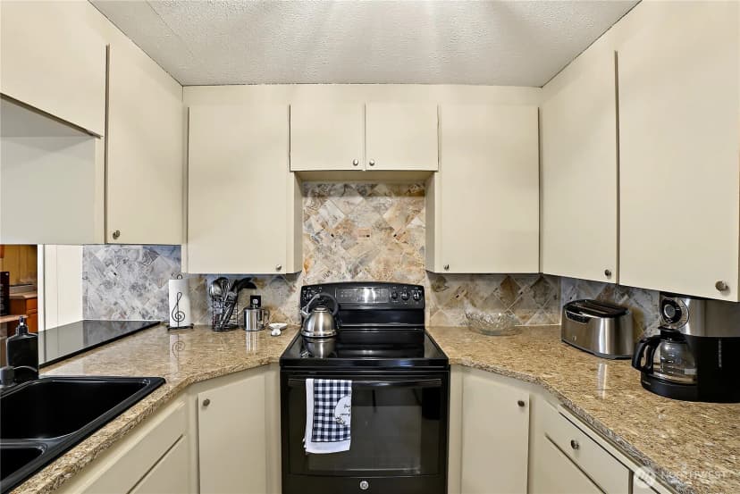 Property photo for 10810 59th Avenue Sw, Lakewood photo 6