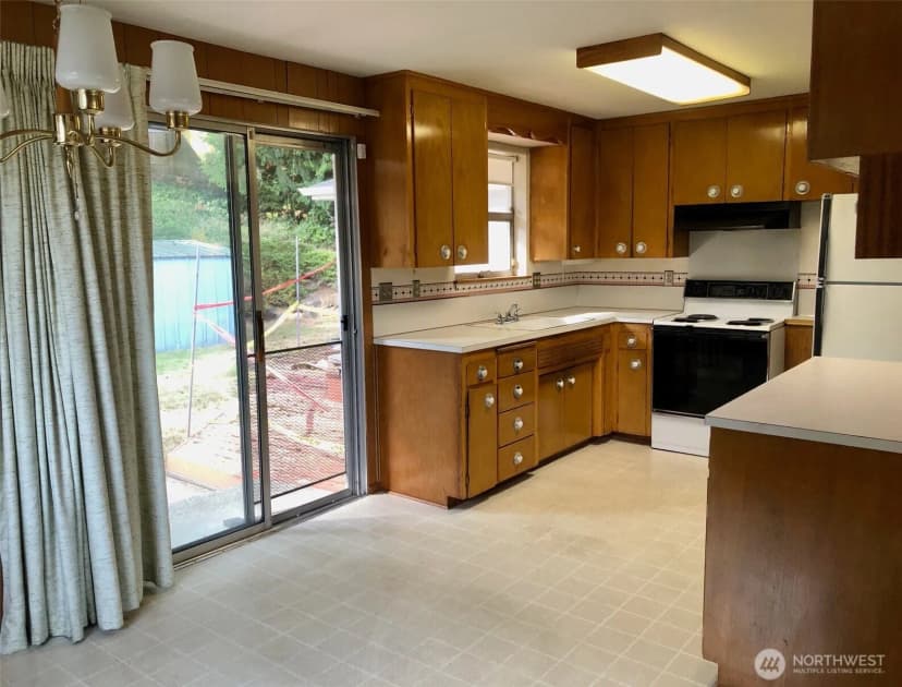 Property photo for 16333 Densmore Avenue N, Shoreline photo 10