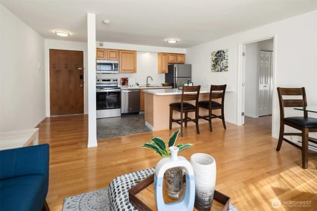 Property photo for 11006 Ne 68th Street #811, Kirkland photo 4