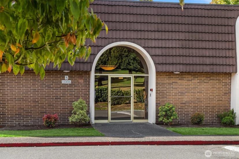 Property photo for 11006 Ne 68th Street #811, Kirkland