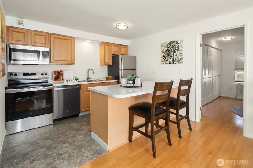 Property photo for 11006 Ne 68th Street #811, Kirkland photo 8