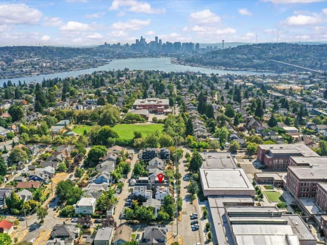 Property photo for 4326 Woodlawn Avenue N #b, Seattle photo 3