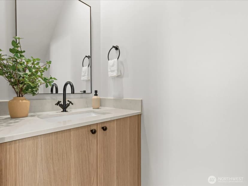 Property photo for 4326 Woodlawn Avenue N #b, Seattle photo 12