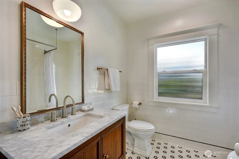 Property photo for 4106 Burke Avenue N, Seattle photo 21