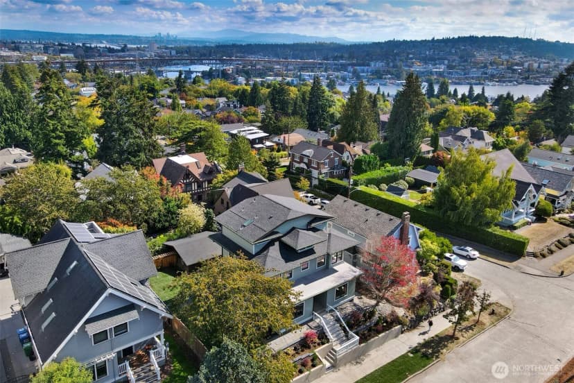 Property photo for 4106 Burke Avenue N, Seattle photo 32