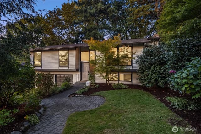 Property photo for 12112 Se 46th Pl, Bellevue photo 2