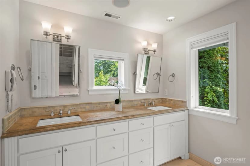 Property photo for 1308 100th Avenue Ne, Bellevue photo 15