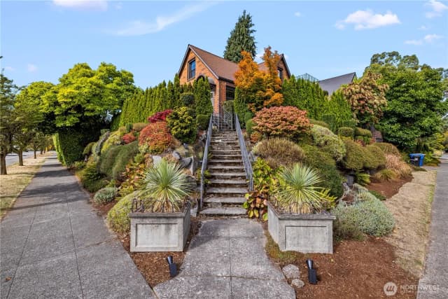 Property photo for 2355 45th Avenue Sw, Seattle photo 2