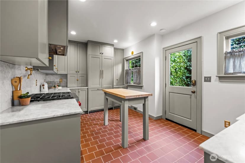 Property photo for 2355 45th Avenue Sw, Seattle photo 9