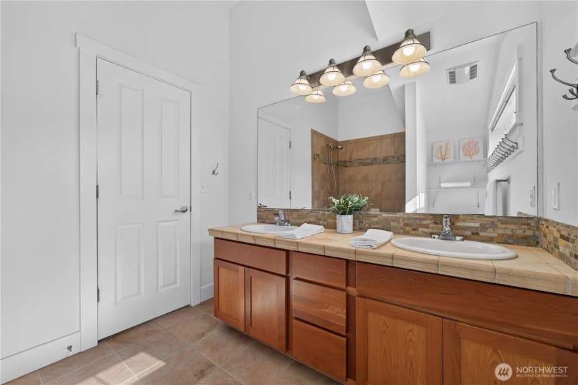 Property photo for 5013 40th Avenue Ne, Seattle photo 12