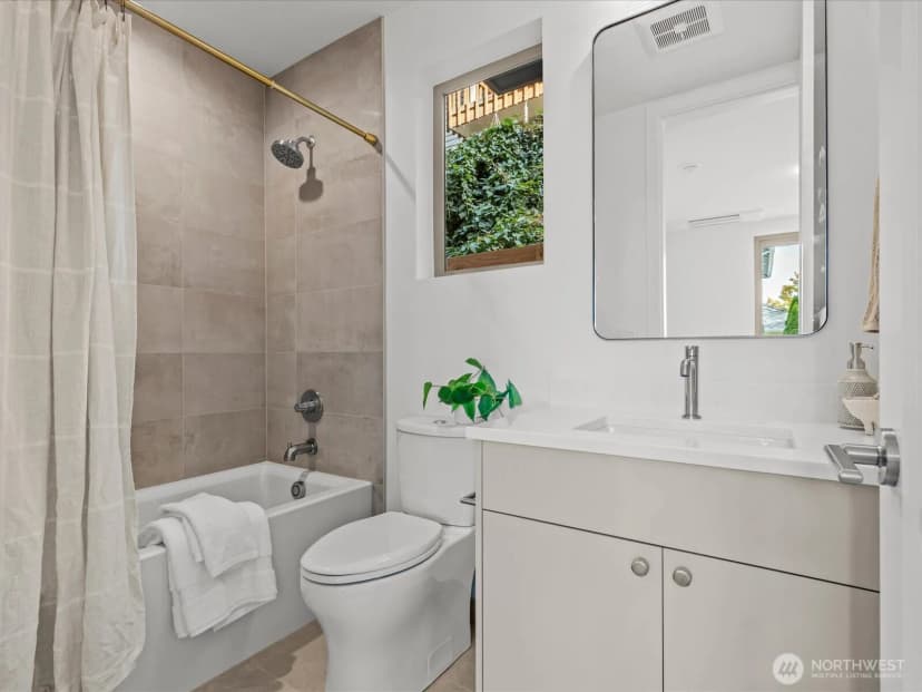 Property photo for 307 B Nw 52nd Street, Seattle photo 8