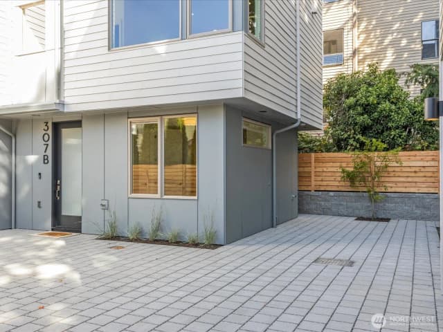 Property photo for 307 B Nw 52nd Street, Seattle photo 4
