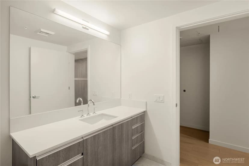 Property photo for 800 Columbia St #808, Seattle photo 9