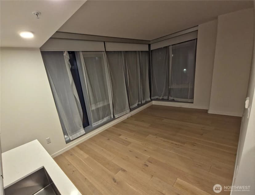 Property photo for 800 Columbia St #808, Seattle photo 11