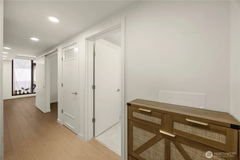Property photo for 800 Columbia St #808, Seattle photo 3