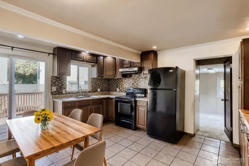 Property photo for 910 Ne 113th Street, Seattle photo 9