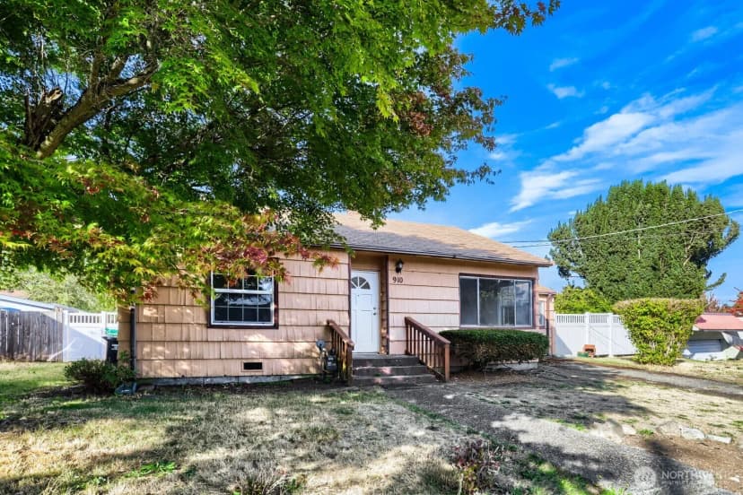 Property photo for 910 Ne 113th Street, Seattle