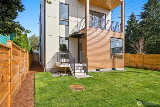Property photo for 542 N 104th Street, Seattle photo 4