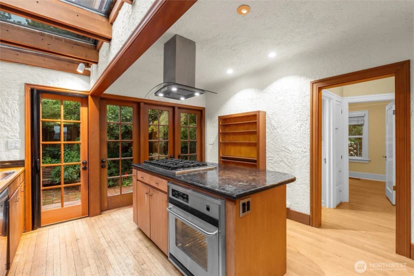 Property photo for 6705 56th Avenue S, Seattle photo 3
