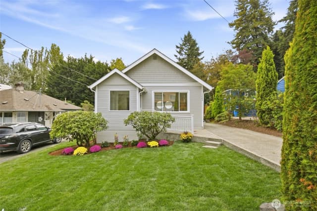 Property photo for 1723 Ne 92nd Street, Seattle photo 2